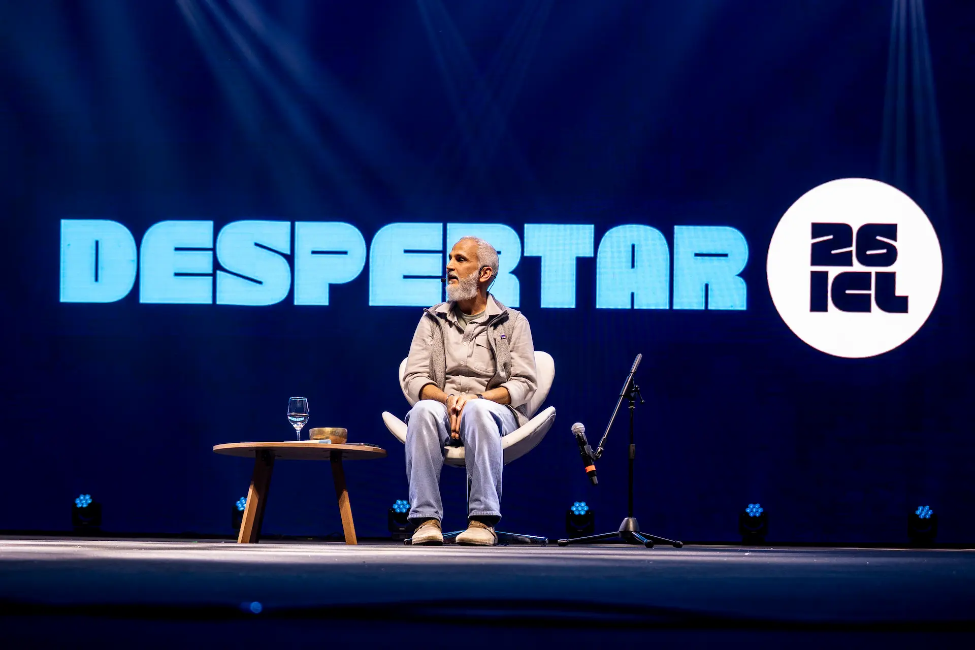 Marco Schultz convidou a todos para uma jornada de meditação no segundo dia do Despertar 2026. Foto: Oficina de Imagens / ICL
