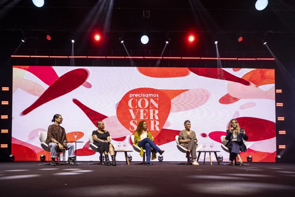 Assucena, Verônica Oliveira, Gabriela Varella, Milly Lacombe e Juliana Baroni durante mesa do Despertar 2026. Foto: Oficina de Imagens / ICL