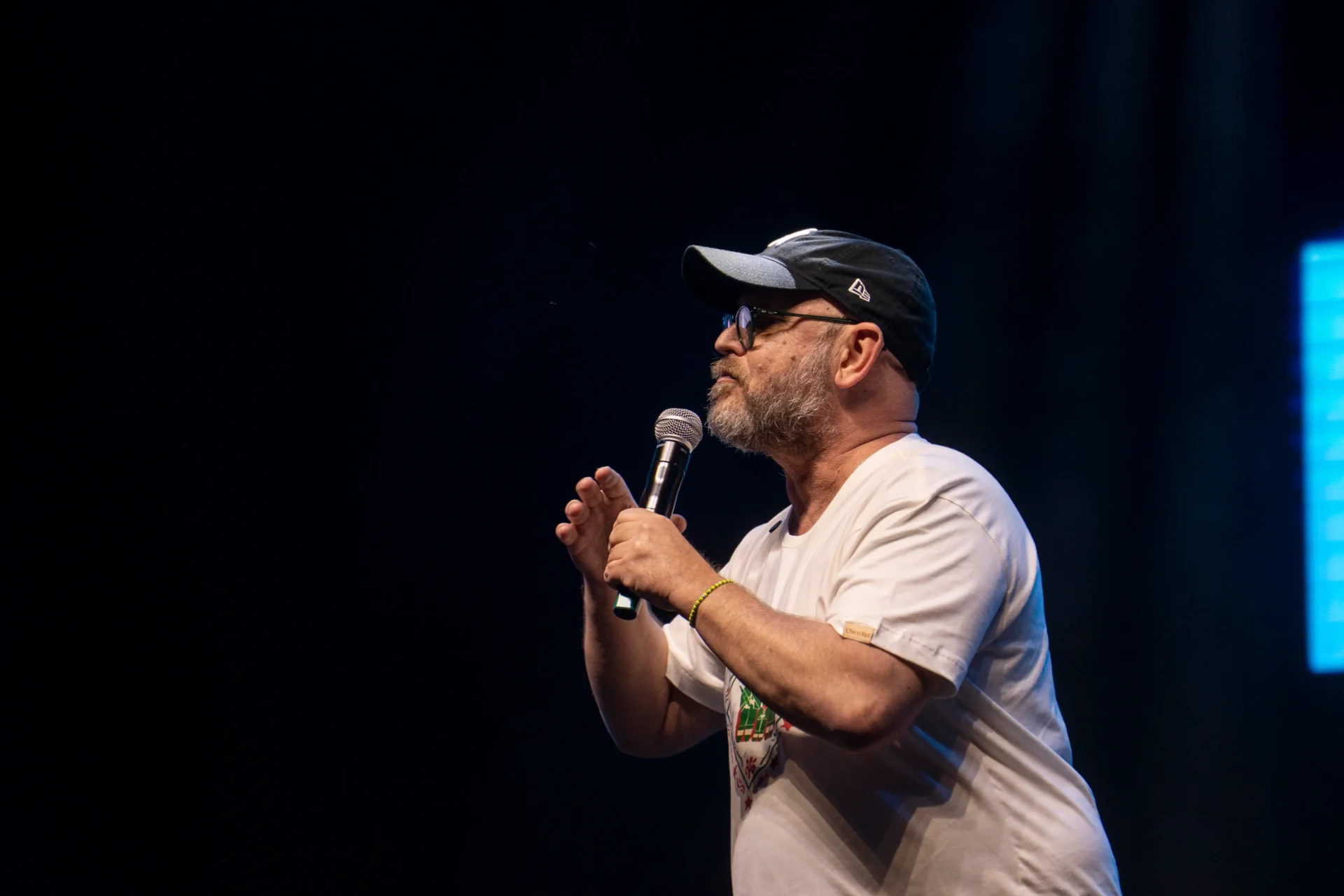 No palco do Despertar 2026, Luiz Antônio Simas falou sobre samba, festa e brasilidade como formas de afirmar a vida diante da exclusão. Foto: Oficina de Imagens / ICL
