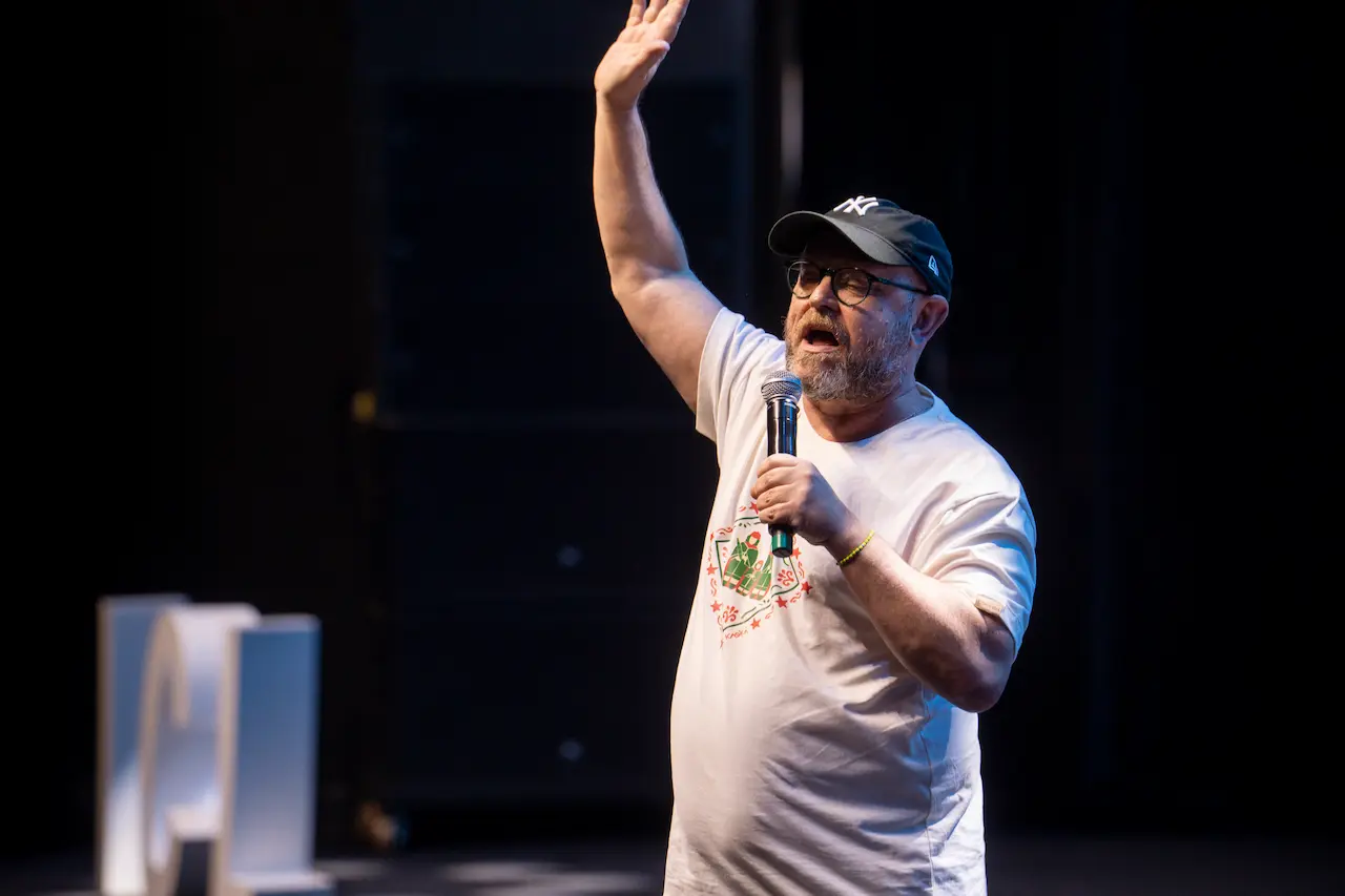Luiz Antônio Simas fala sobre brasilidade, cultura popular e encantamento no palco do Despertar 2026, neste domingo (20), no Vibra São Paulo. Foto: Oficina de Imagens / ICL