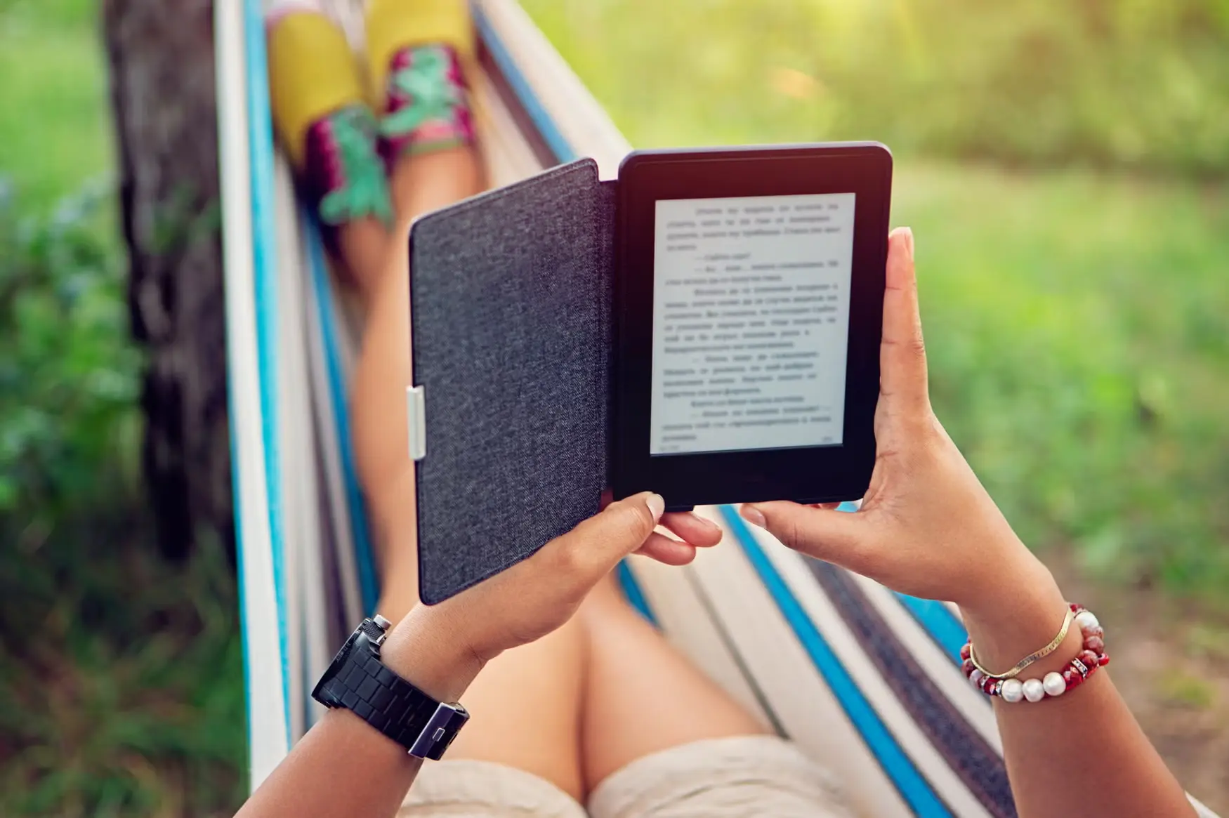 E-books permitem carregar diferentes obras em um único dispositivo e ampliam as possibilidades de encaixar a leitura em diferentes momentos do cotidiano. Foto: Getty Images 