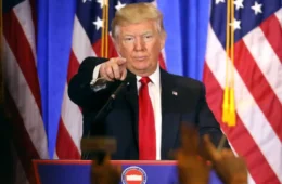 Sob acusação de ‘fake news’, Trump proíbe CNN, MS NOW e Politico de cobrir Casa Branca