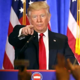 Sob acusação de ‘fake news’, Trump proíbe CNN, MS NOW e Politico de cobrir Casa Branca