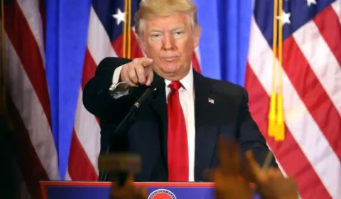 Sob acusação de ‘fake news’, Trump proíbe CNN, MS NOW e Politico de cobrir Casa Branca