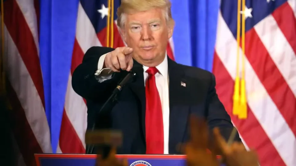 Sob acusação de ‘fake news’, Trump proíbe CNN, MS NOW e Politico de cobrir Casa Branca