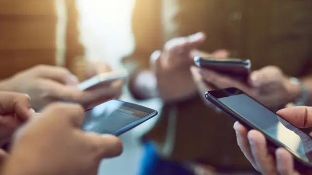 Na economia da atenção, o tempo dos usuários se torna um recurso disputado por plataformas, anunciantes e diferentes formas de conteúdo. Foto: Getty Images 