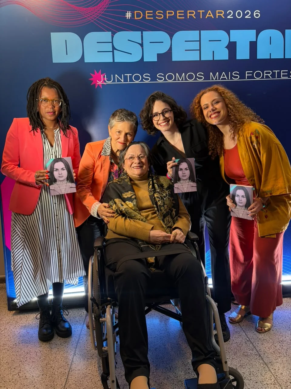 As jornalistas do ICL, Roberta Garcia, Heloisa Villela, Laura Kotscho e Gabriela Varella, ao lado de Maria da Penha. Foto: Acervo Laura Kotscho As jornalistas do ICL, Roberta Garcia, Heloisa Villela, Laura Kotscho e Gabriela Varella, ao lado de Maria da Penha. Foto: Acervo Laura Kotscho