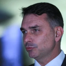 Bispo católico critica Flávio Bolsonaro por ataque à CNBB; entidade reage ao candidato: ‘Mentira’