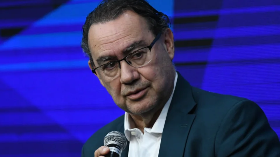 Cury encontrou uma onda. Agora precisa provar que existe chão