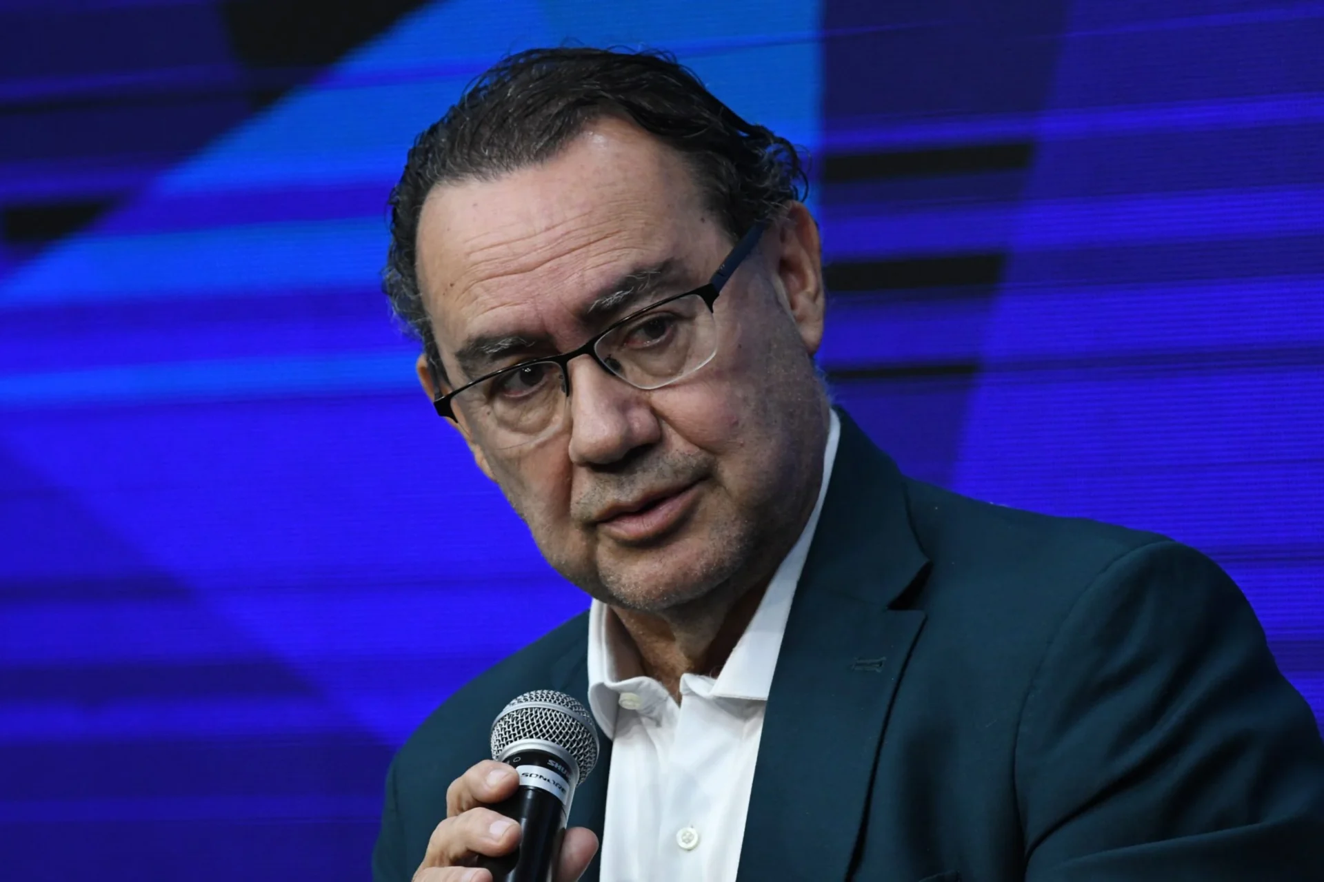 Cury encontrou uma onda. Agora precisa provar que existe chão