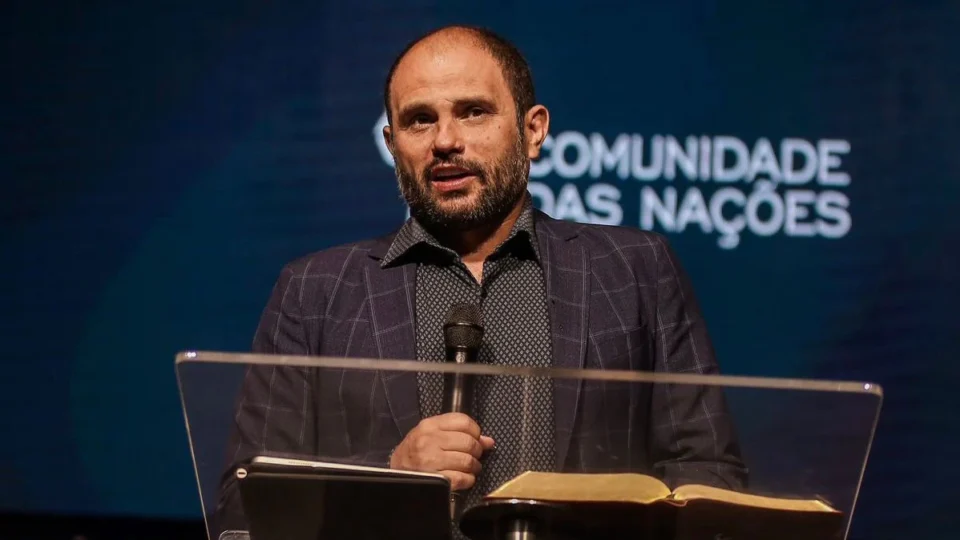 Pastor ligado a Flávio critica devoção católica a Maria e cita ‘Rainha dos Céus’