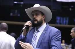 Aliado de Flávio Bolsonaro tenta barrar reajuste do Bolsa Família, mas não consegue
