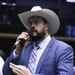 Aliado de Flávio Bolsonaro tenta barrar reajuste do Bolsa Família, mas não consegue