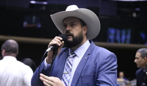 Aliado de Flávio Bolsonaro tenta barrar reajuste do Bolsa Família, mas não consegue