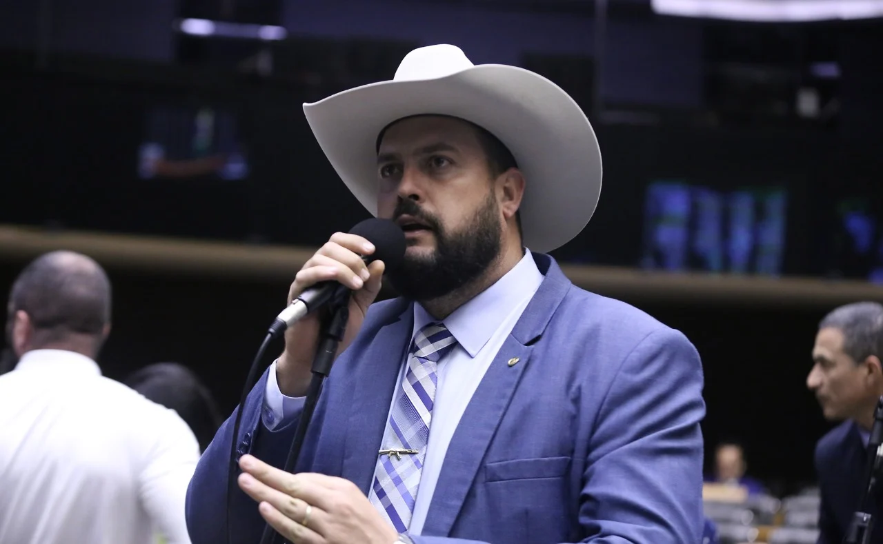 Aliado de Flávio Bolsonaro tenta barrar reajuste do Bolsa Família, mas não consegue