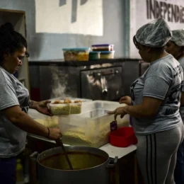 Pobreza na Argentina volta a subir e atinge 32,3% da população