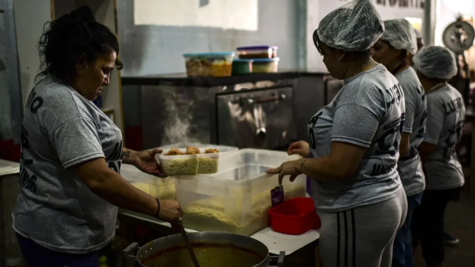Pobreza na Argentina volta a subir e atinge 32,3% da população