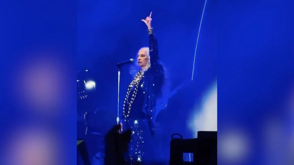 Maria Bethânia faz o ‘L’ e declara apoio a Lula durante show em São Paulo