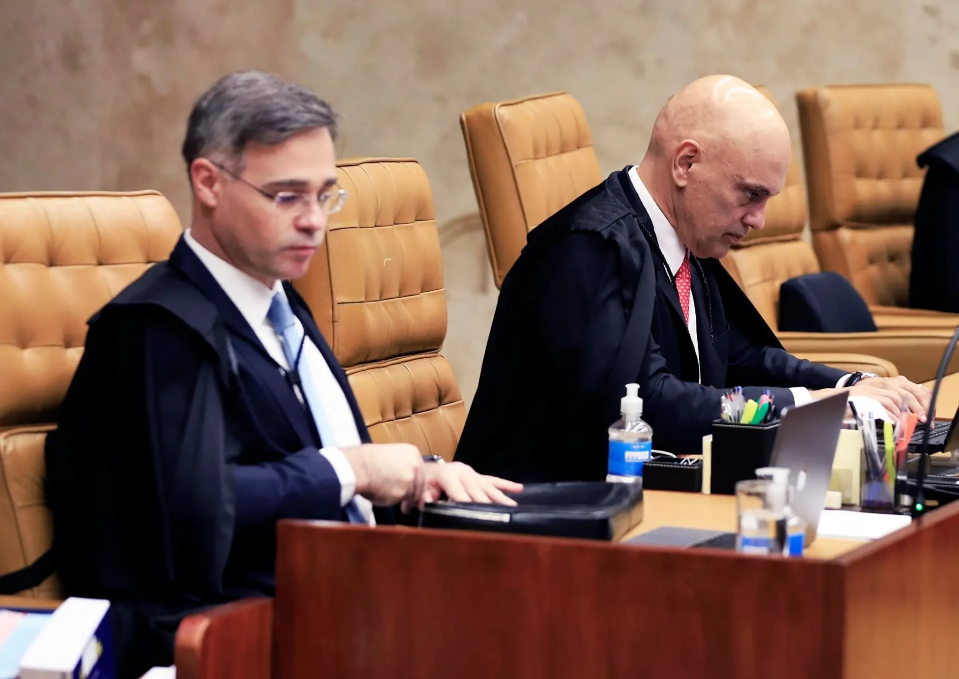 André Mendonça e Alexandre de Moraes durante sessão do Supremo Tribunal Federal. O embate entre os dois ministros passou ao centro da crise no início de setembro de 2026. Foto: Nelson Jr./SCO/STF