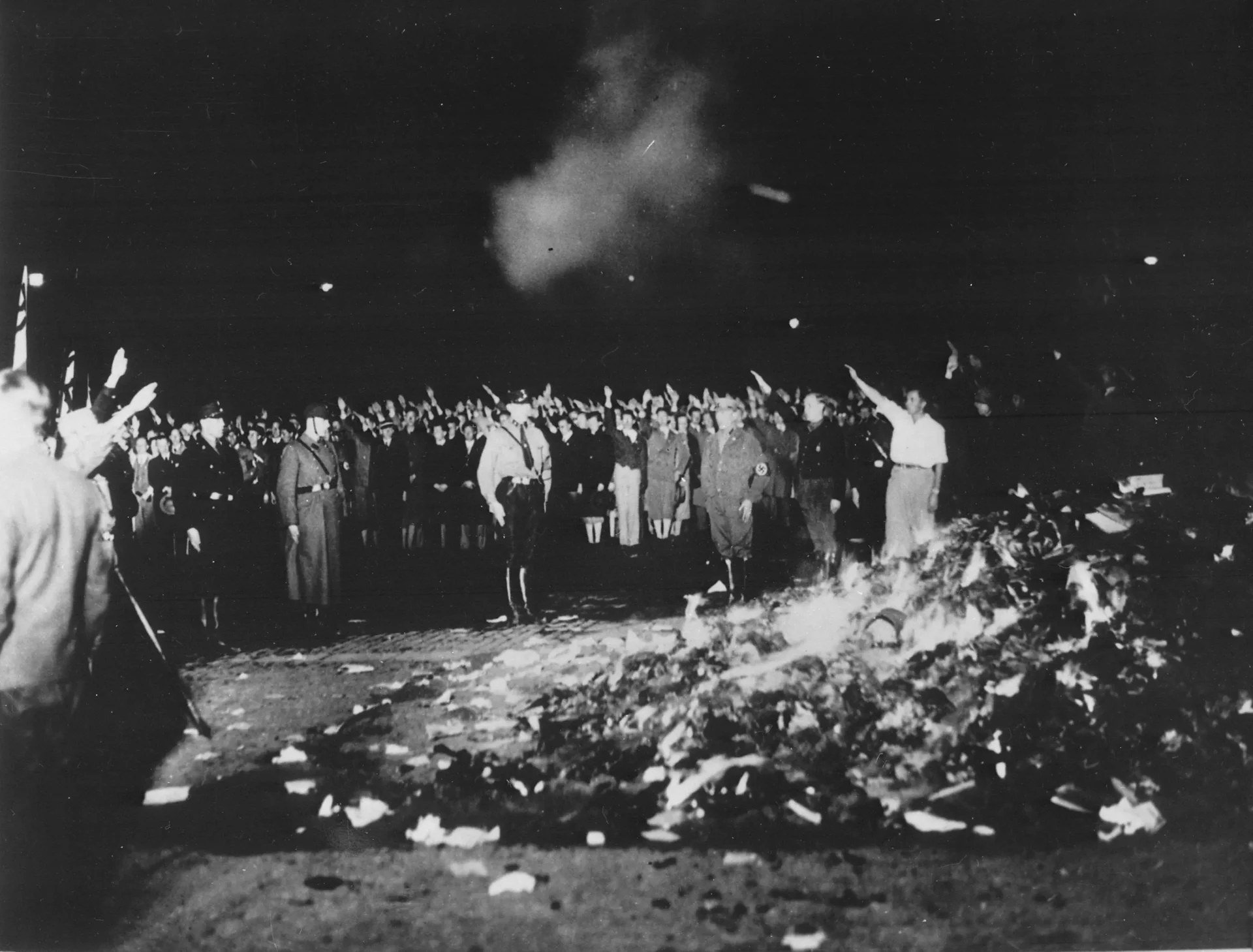 A campanha contra os chamados livros “não alemães” também atingiu bibliotecas universitárias, de onde parte das obras foi retirada para destruição pública. As obras destinadas às fogueiras eram selecionadas a partir de listas que definiam autores e publicações considerados incompatíveis com a cultura defendida pelos nazistas. Fonte: Arquivo Federal Alemão/Wikimedia Commons