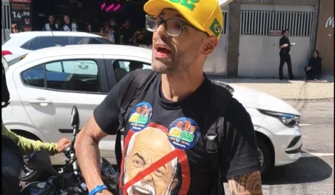 Deputado bolsonarista invade comitê de Flávio Serafini e exibe arma durante confusão