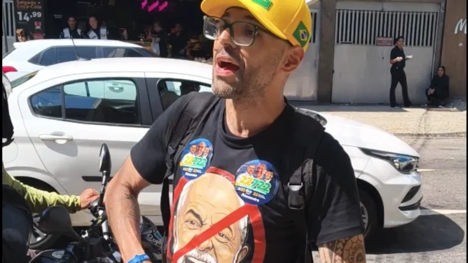 Deputado bolsonarista invade comitê de Flávio Serafini e exibe arma durante confusão