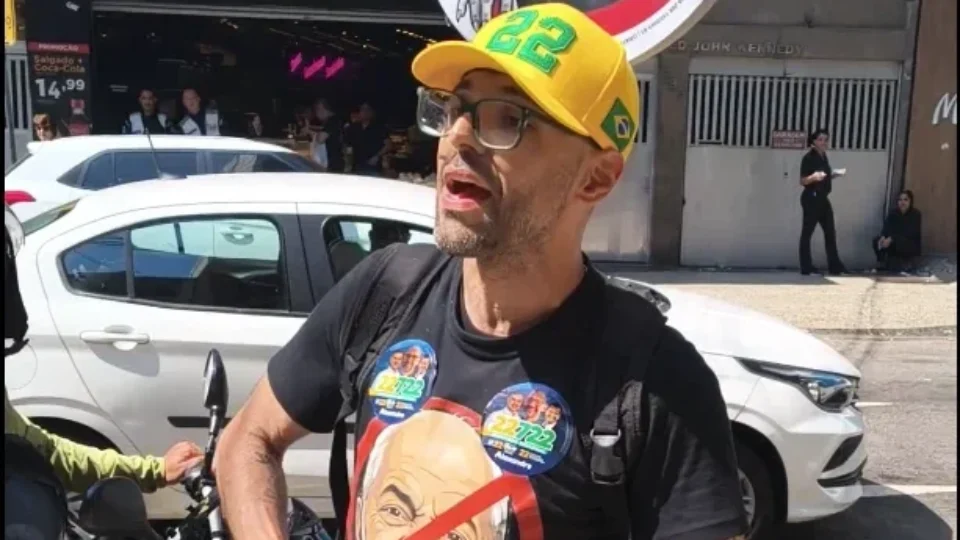 MPF pede suspensão do porte de deputado bolsonarista após ele exibir arma em comitê