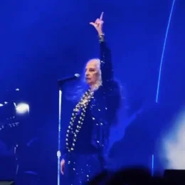 Maria Bethânia faz o ‘L’ e declara apoio a Lula durante show em São Paulo