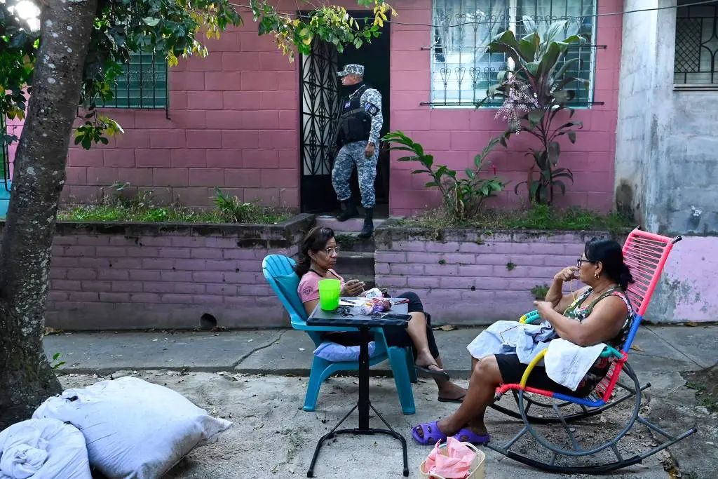 Apesar da queda da violência, organizações internacionais apontam que o estado de exceção também ampliou violações de direitos humanos e restringiu garantias constitucionais. Foto: Marvin Recinos / AFP