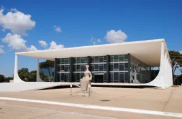 Dez anos de crises e uma República que ainda não encontrou seus limites