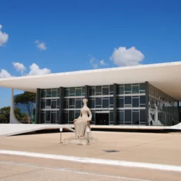 Dez anos de crises e uma República que ainda não encontrou seus limites