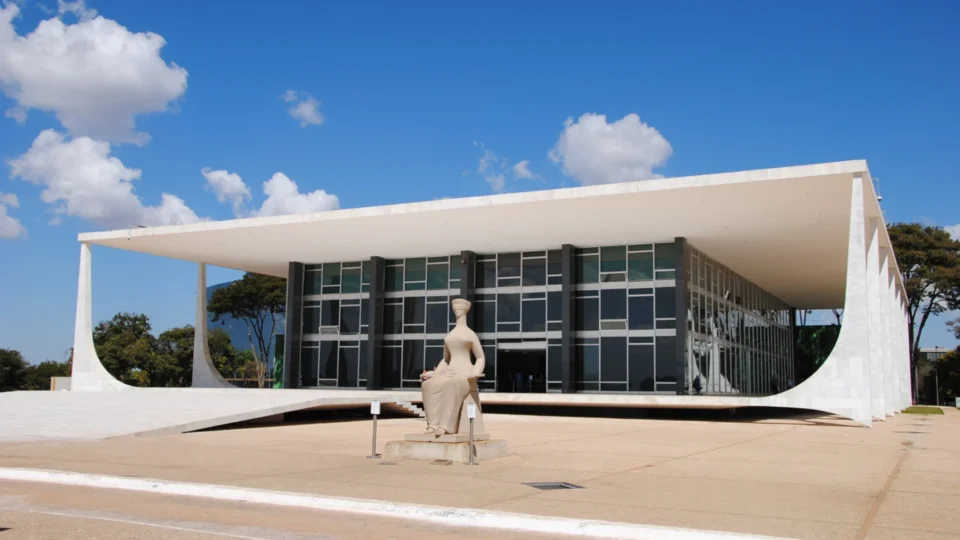 Dez anos de crises e uma República que ainda não encontrou seus limites