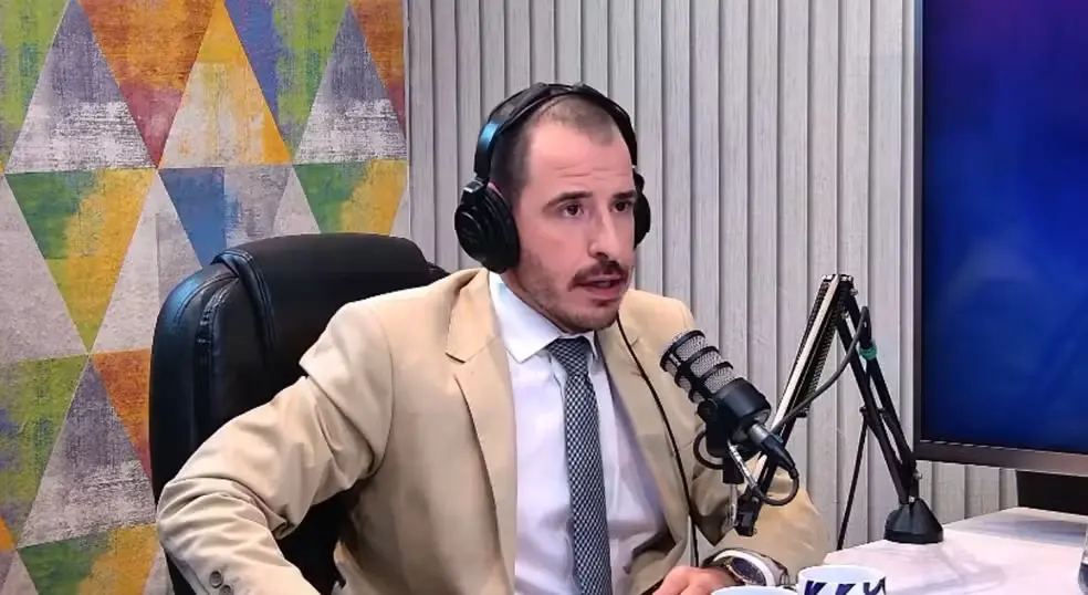 O influenciador Thiago Schutz, preso por agressão contra a namorada em 2025, é um dos nomes expoentes do movimento red pill. Créditos: reprodução/YouTube