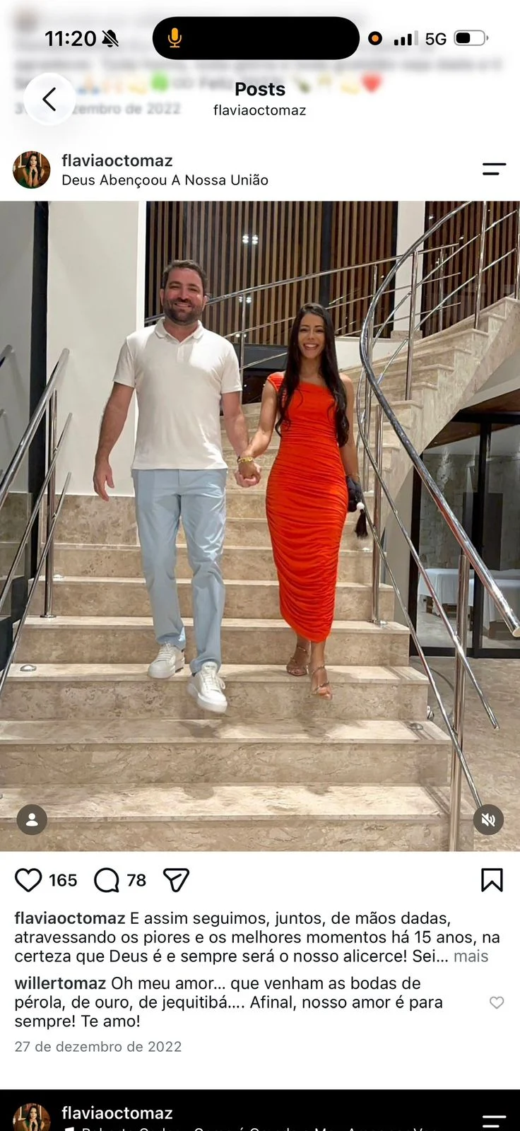 foto postada nas redes sociais por Flávia Tomaz (esposa de Willer Tomaz), em dezembro de 2022, mostra o casal nas escadas da casa em Angra dos Reis. 