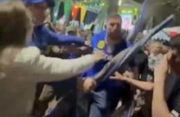 Homem é agredido ao perguntar por ‘dinheiro do Vorcaro’ em comício de Flávio
