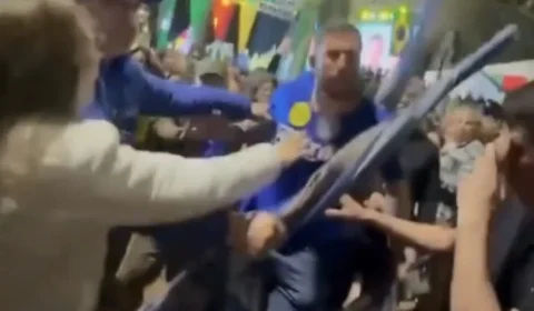 Homem é agredido ao perguntar por ‘dinheiro do Vorcaro’ em comício de Flávio