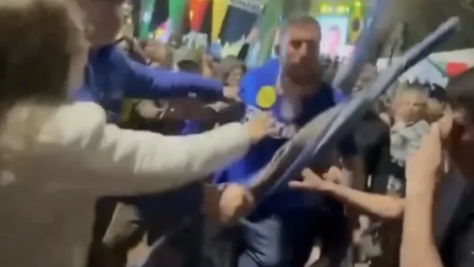 Homem é agredido ao perguntar por ‘dinheiro do Vorcaro’ em comício de Flávio