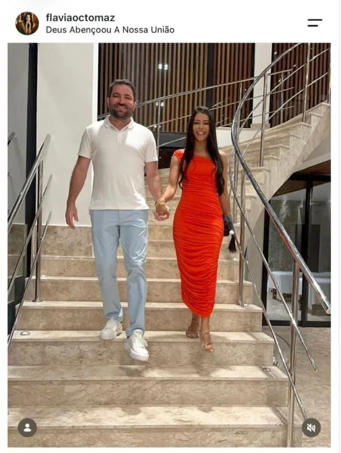 Foto postada nas redes sociais por Flávia Tomaz (esposa de Willer Tomaz), em dezembro de 2022, mostra o casal nas escadas da casa em Angra dos Reis.