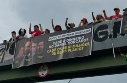 Flávio Bolsonaro é alvo de protesto em Manaus:’Cadê o dinheiro do Vorcaro?’