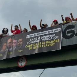 Flávio Bolsonaro é alvo de protesto em Manaus:’Cadê o dinheiro do Vorcaro?’