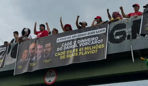 Flávio Bolsonaro é alvo de protesto em Manaus:’Cadê o dinheiro do Vorcaro?’