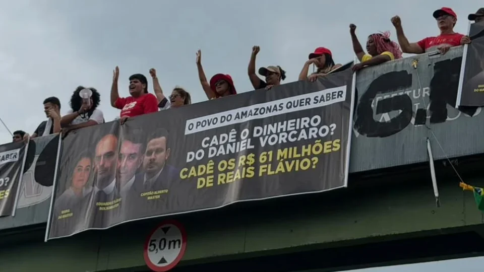 Flávio Bolsonaro é alvo de protesto em Manaus:’Cadê o dinheiro do Vorcaro?’