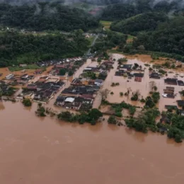 Chuva que deixou rastro de destruição em PR e SP foi influenciada por El Niño e frentes frias