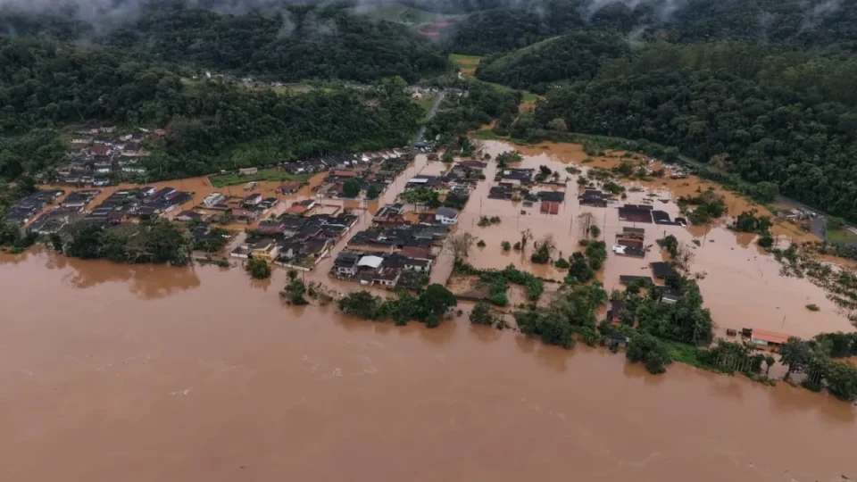 Chuva que deixou rastro de destruição em PR e SP foi influenciada por El Niño e frentes frias