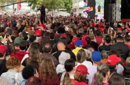 Lula pauta fim das bets e captura atenção para si em dia de agenda de Flávio Bolsonaro em SC