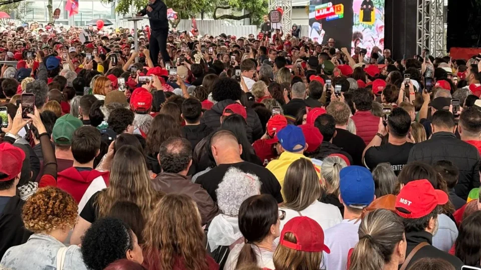 Lula pauta fim das bets e captura atenção para si em dia de agenda de Flávio Bolsonaro em SC