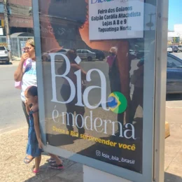 Em Brasília, cartazes da Bia deixam dúvida: publicidade comum ou campanha eleitoral?