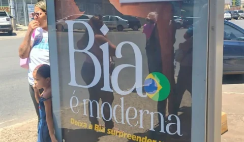 Em Brasília, cartazes da Bia deixam dúvida: publicidade comum ou campanha eleitoral?