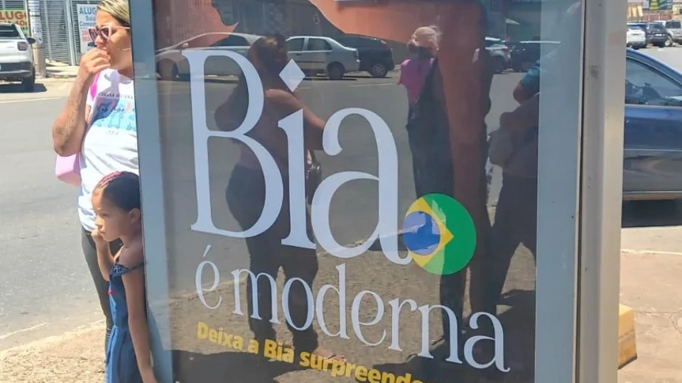 Em Brasília, cartazes da Bia deixam dúvida: publicidade comum ou campanha eleitoral?