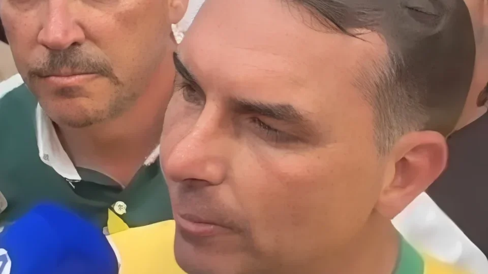 Flávio Bolsonaro acusa entidade de bispos católicos de espalhar mentiras